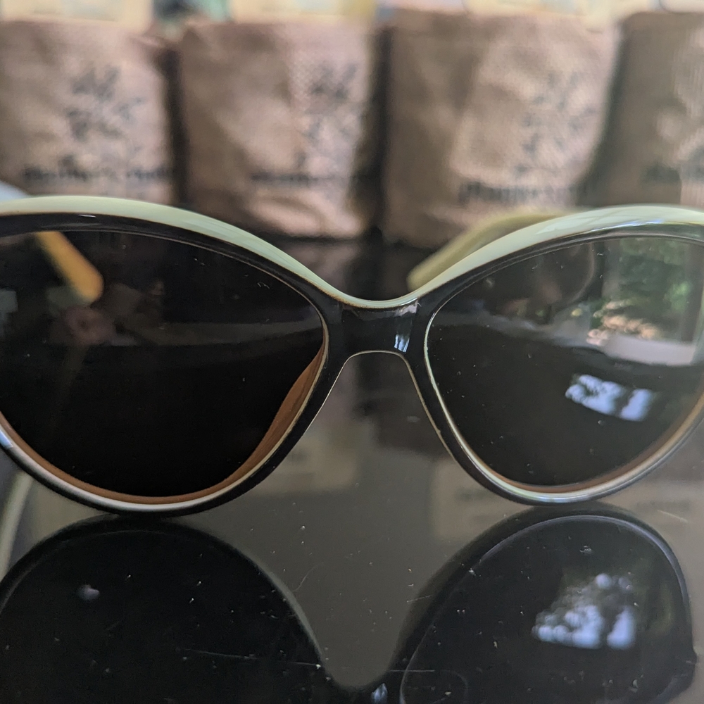 NEW Feisedy Womens Sleek Black Cat-Eye Sunglasses